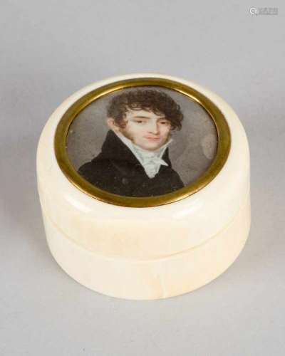 Miniature box, round shape with miniature of a young gentleman on top, under glass, watercolour on