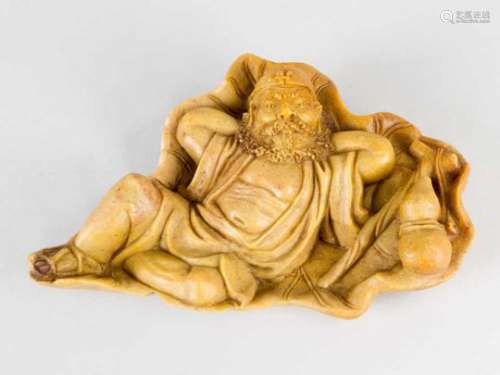 Jade Sculpture, of a resting man, naturalistic carved, in green yellow jade, Qing Dynasty.26 x 16