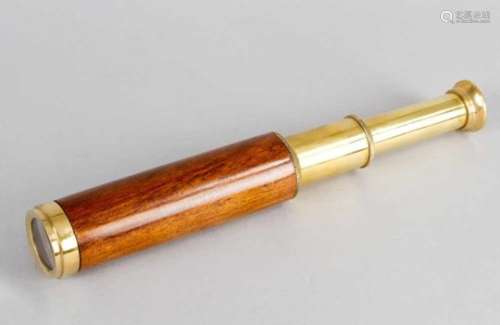Telescope with three extensions wooden hand grip rounded polish.Length 14.5 cm and 33cm
