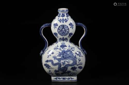 QIANLONG MARK BLUE WHITE GOURD-SHAPE VASE