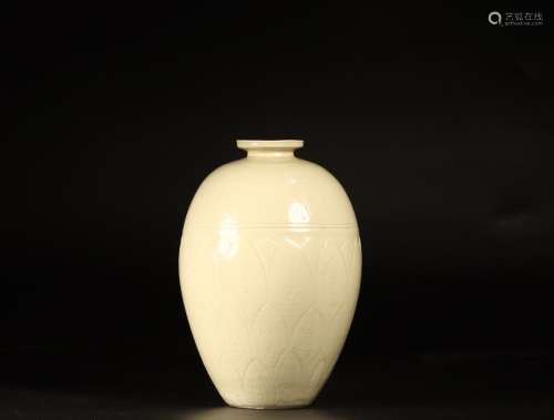 DING YAO FLOWER CARVING VASE