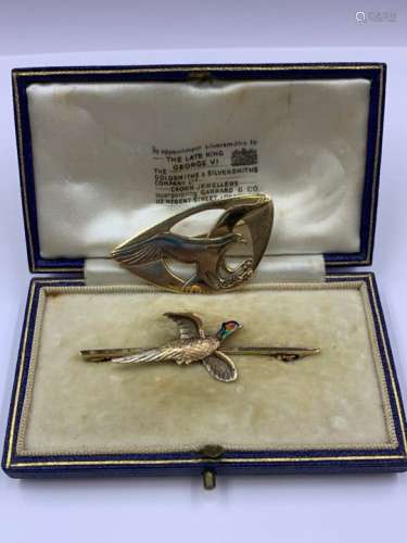 A CASED 9ct GOLD AND ENAMEL PHEASANT BROOCH SIGNED JG & S TOGETHER WITH A 9ct GOLD OSPREY BROOCH
