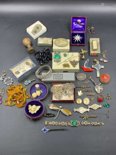 THE CONTENTS OF A VINTAGE JEWELLERY BOX TO INCLUDE A VARIETY OF GOLD, SILVER AND COSTUME PIECES.