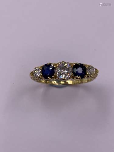 AN EDWARDIAN 18ct GOLD SAPPHIRE AND DIAMOND FIVE STONE CARVED HALF HOOP RING, DATED 1902