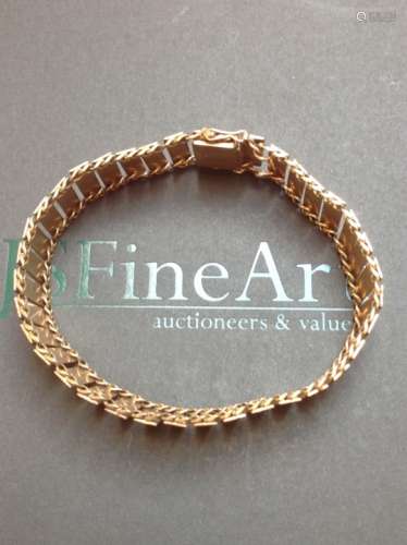 A 9ct YELLOW GOLD LADDER STYLE FLEXIBLE BRACELET COMPLETE WITH BOX CLASP AND TWO FIGURE OF EIGHT