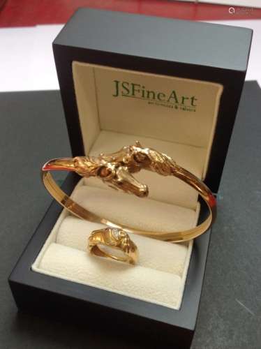 A 9ct GOLD DOUBLE HORSE HEAD CUFF BANGLE SET WITH SAPPHIRE EYES TOGETHER WITH A 18ct GOLD HORSE HEAD