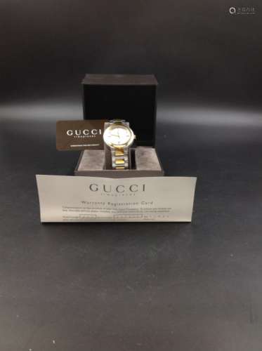 A GENTS BI COLOUR GUCCI WATCH WITH SILVER DIAL, REFERENCE 8900M. COMPLETE WITH BOX AND PAPERS.