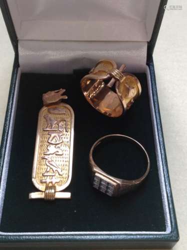 A 9ct GOLD DIAMOND SET GENTS SIGNET RING, FINGER SIZE T, TOGETHER WITH AN EGYPTIAN CARTOUCHE AND A