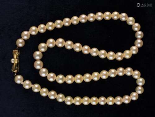 A Pearl Necklace with 9 Carat Gold Clasp.