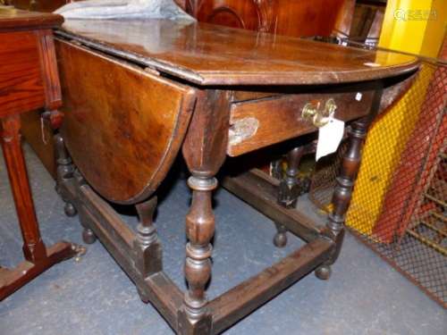 AN 18th.C.OAK GATELEG TABLE ON TURNED SUPPORTS UNITED BY STRETCHER. 113 x 142 x H.75cms.