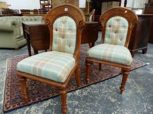 A SET OF FOUR VICTORIAN DINING CHAIRS WITH GOTHIC INFLUENCE SHAPED SHOW FRAME BACKS. (4)
