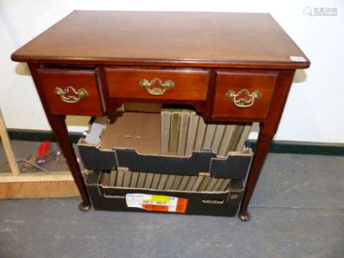A GEORGIAN MAHOGANY LOW BOY, THE SHAPED EDGED RECTANGULAR TOP ABOVE THREE DRAWERS AND TAPERING