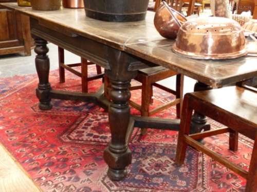 AN ANTIQUE 17th.C.STYLE OAK DRAW LEAF TABLE ON TURNED LEGS WITH Y FORM STRETCHER. EXTENDED 228 x