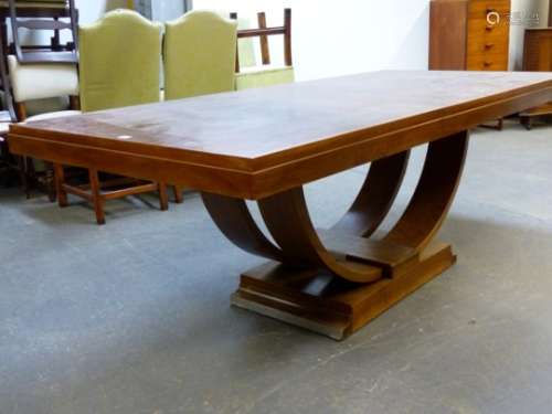 AN ART DECO WALNUT CENTRE OR DINING TABLE ON INCURVED SUPPORTS AND PLATFORM BASE.