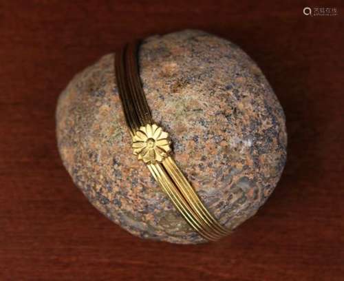 An Agate Geode Box with gilded copper mounts; a reeded rim band and daisy head catch.