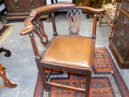 A GEORGIAN OAK COUNTRY MADE CORNER CHAIR.