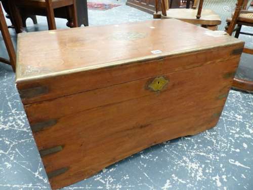 AN INDIAN COLONIAL TEAK AND BRASS BOUND LIFT TOP CHEST WITH INTERNAL SPICE BOX FITTINGS. 83 x 49 x