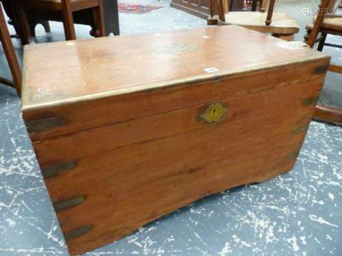 AN INDIAN COLONIAL TEAK AND BRASS BOUND LIFT TOP CHEST WITH INTERNAL SPICE BOX FITTINGS. 83 x 49 x