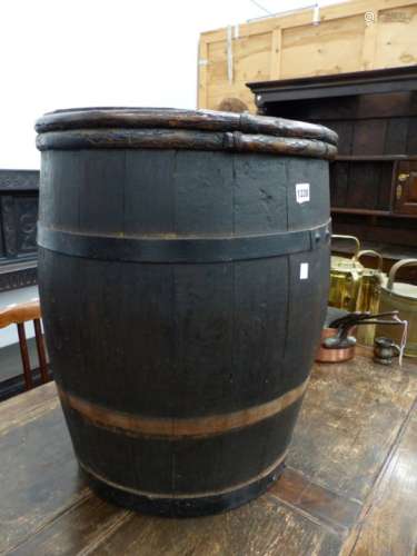 AN UNUSUAL ANTIQUE OAK COOPERED HOD OR BARREL WITH FLAT BACK AND IRON CARRYING HANDLE. W.48 x H.