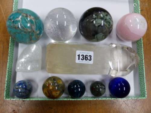 A COLLECTION OF CRYSTALS AND SPECIMEN STONES TO INCLUDE SOME CUT AND POLISHED INTO BALL SHAPES.
