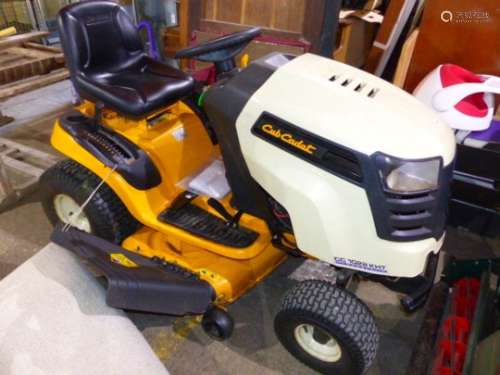 A GOOD CUB CADET cc.1022KHT RIDE-ON LAWN MOWER IN GOOD RUNNING ORDER, APPEARS VERY LITTLE USED.
