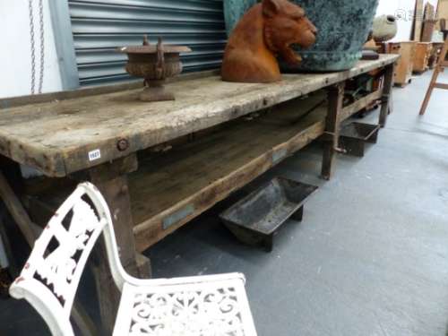 A VERY LARGE ANTIQUE PINE WORK BENCH WITH UNDER TIER. 431 x 85 x H.85cms.