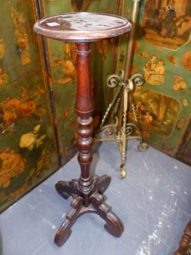A COLONIAL HARDWOOD TORCHERE WITH CIRCULAR DISH TOP OVER TURNED COLUMN AND QUADRUPED SCROLL FEET. 94