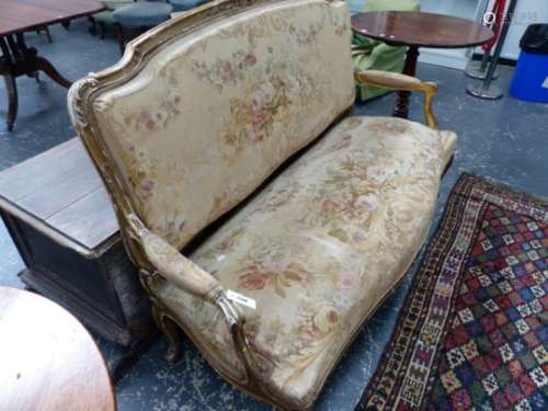 A LOUIS XV STYLE GILT WOOD SETTEE UPHOLSTERED IN MACHINE WOVEN AUBUSSON TASTE FLORAL TAPESTRY AND ON