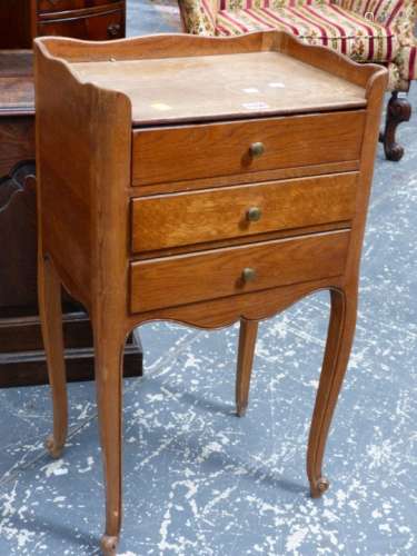 A FRENCH OAK BEDSIDE TABLE WITH GALLERY TOP OVER THREE DRAWERS AND SLENDER SHAPED LEGS. 43 x 31 x