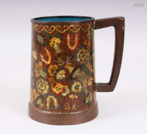 A 20TH CENTURY CHINESE CLOISONNE TANKARD / MUG, decorated with scenes of native flora, 13.3cm high x