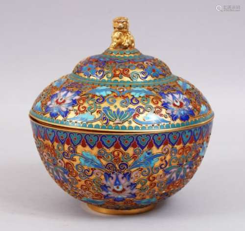 A GOOD LATE 19TH / EARLY 20TH CENTURY CHINESE CLOISONNE LIDDED DISH, decorated with scenes of formal