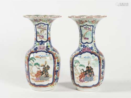 Japon, paire de vases en porcelaine à décor de scè…