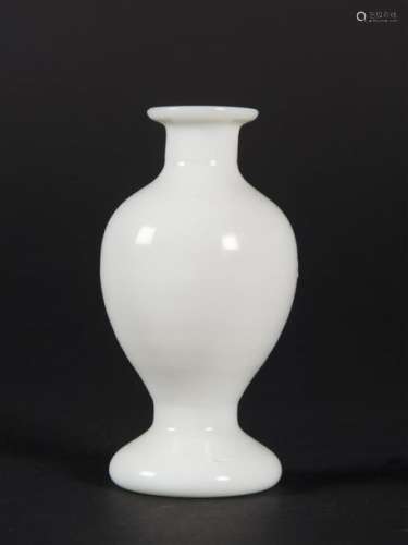 CHINE, Pekin, Petit vase en verre de couleur blanc…