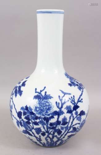 A LARGE 20TH CENTURY CHINESE BLUE & WHITE PORCELAIN BOTTLE VASE, the body of the vase decorated with