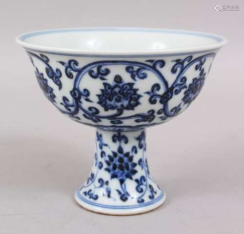 A GOOD CHINESE MING STYLE BLUE & WHITE PORCELAIN STEM CUP, the body decorated with formal