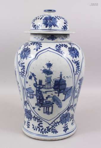 A GOOD CHINESE REPUBLICAN PERIOD STYLE BLUE & WHITE PORCELAIN JAR / VASE & COVER, the body of the