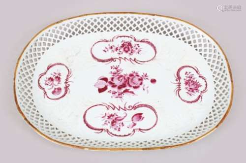 A LARGE 18TH CENTURY CHINESE EXPORT FAMILLE ROSE RETICULATED PORCELAIN DISH, the central section
