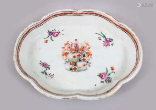 A SMALL CHINESE QIANLONG AMORIAL PORCELAIN SPOON TRAY, decorated with a central crest surrounded