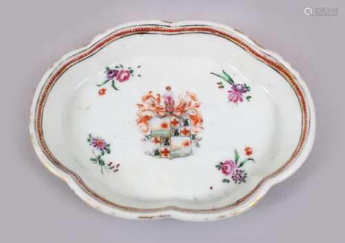 A SMALL CHINESE QIANLONG AMORIAL PORCELAIN SPOON TRAY, decorated with a central crest surrounded