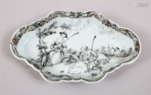 A SMALL CHINESE QIANLONG PORCELAIN SPOON TRAY WITH EUROPEAN FIGURE DECORATION, decorated with two