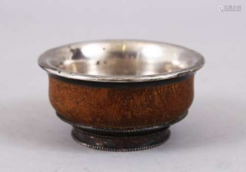 A SMALL 19TH CENTURY CHINESE SOLID SILVER & JICHIMU WOOD MAZER BOWL, the silver with a makers