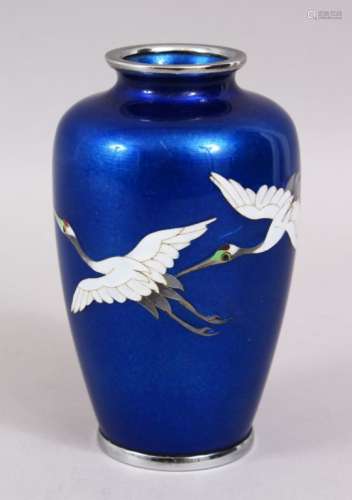 A GOOD JAPANESE TAISHO /SHOWA PERIOD GINBARI CLOISONNE VASE, the blue ground body with twin flying