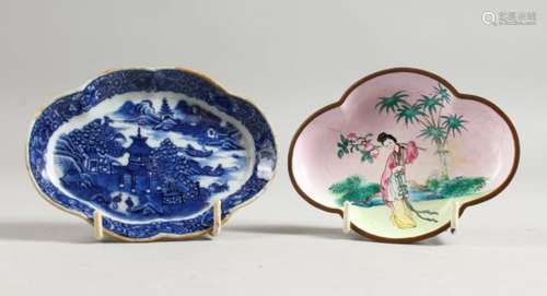 A 19TH CENTURY CHINESE ENAMEL SHAPED SPOON TRAY AND A WILLOW PATTERN TRAY (2).