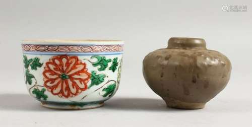 A SMALL 18TH CENTURY CHINESE FAMILLE VERTE BOWL and a small MING POT. Both 2ins high.