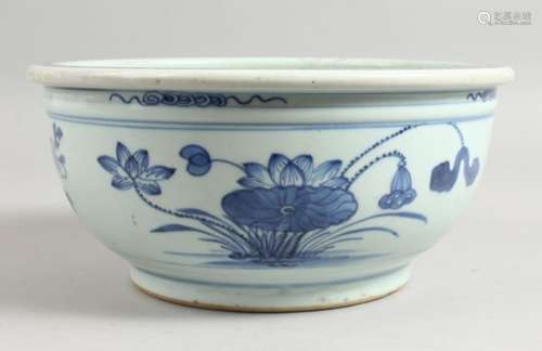 A GOOD CHINESE TRANSITIONAL BLUE AND WHITE BOWL, the sides decorated with flowers. 10ins diameter.