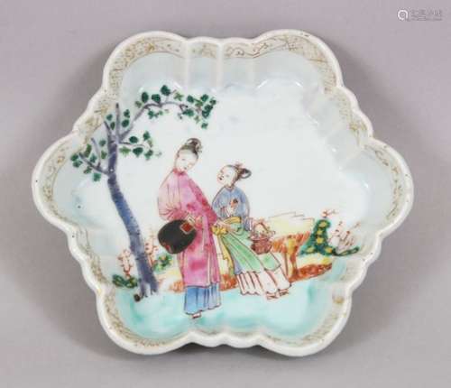 A 18TH CENTURY CHINESE FAMILLE ROSE PORCELAIN DISH / TEA POT STAND, depicting two figures within a