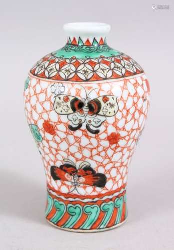 A 19TH / 20TH CENTURY CHINESE FAMILLE VERTE PORCELAIN MEPING VASE, decorated with butterflies upon a