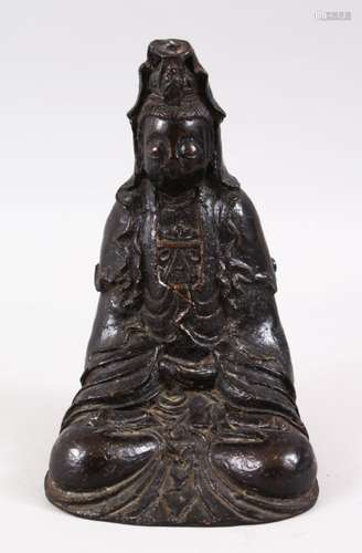 A GOOD 18TH / 19TH CENTURY CHINESE BRONZE FIGURE OF GUANYIN, in a seated meditating pose, the base