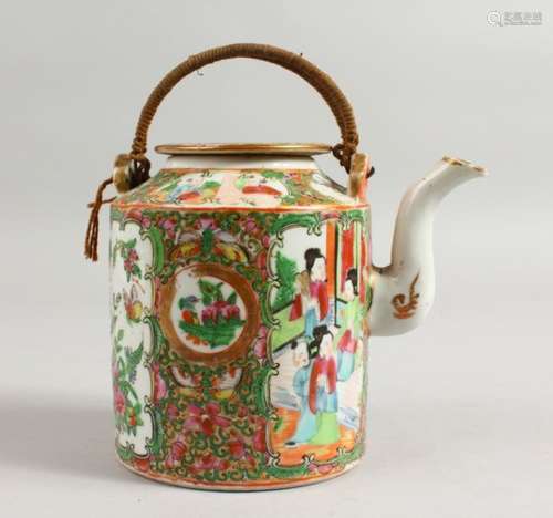 A 19TH CENTURY CHINESE CANTON PORCELAIN TEAPOT AND COVER, 12.5cm high.