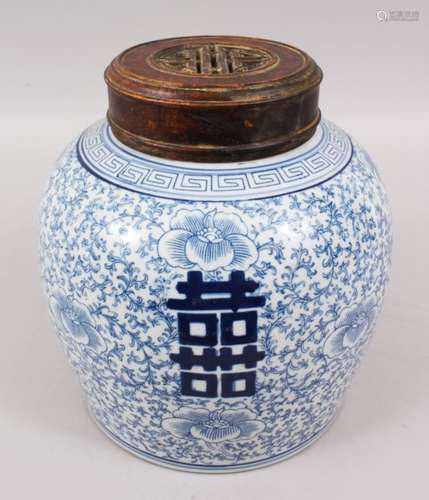 A GOOD CHINESE REPUBLICAN STYLE BLUE & WHITE PORCELAIN GINGER JAR & HARDWOOD COVER, the body of